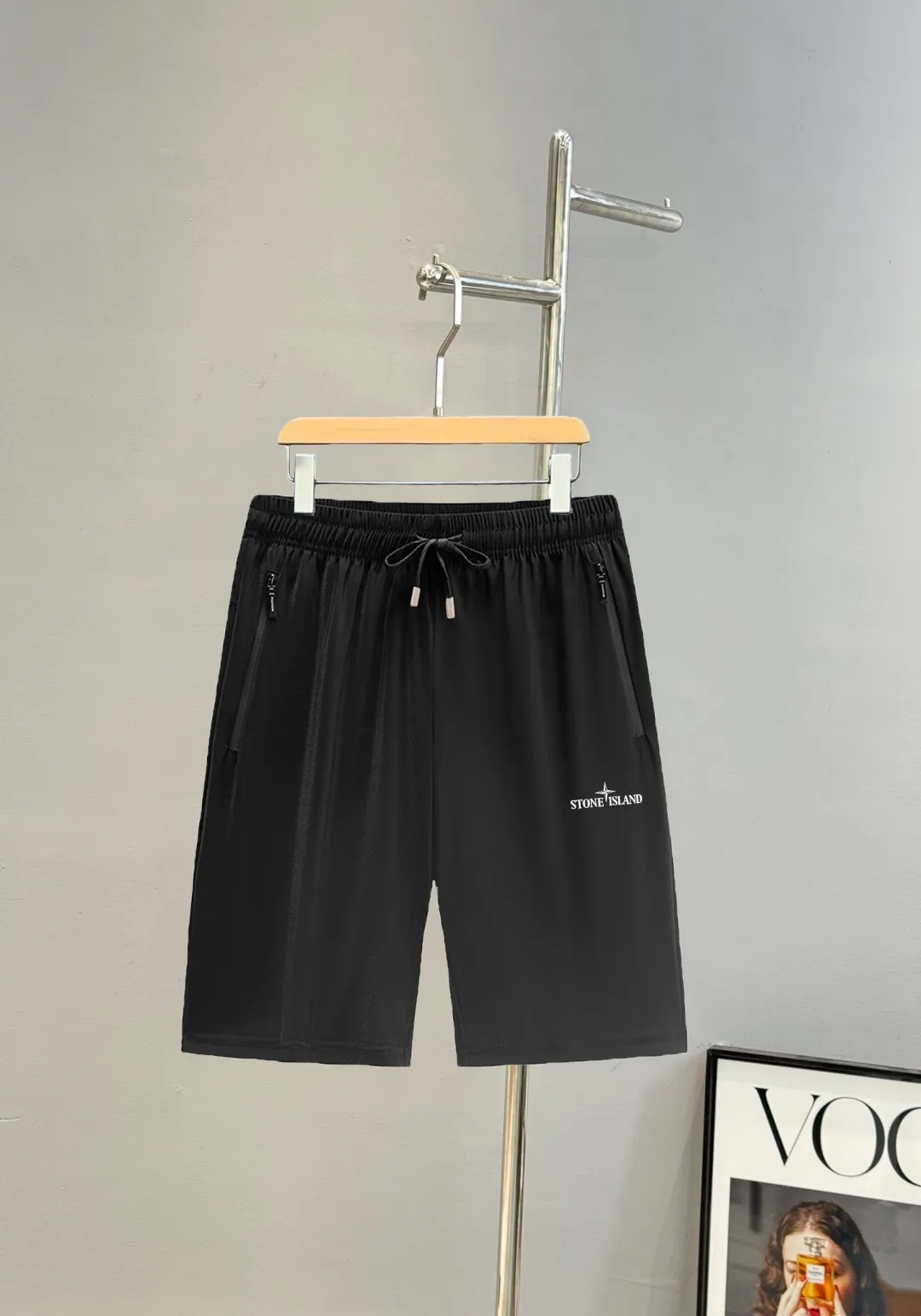 P170 Stone Island quick-drying ice silk sports and casual shorts. Recommended for high order! The material of these shorts is soft, keeping you cool and comfortable even on hot summer days. The fabric is lightweight, durable and super silky! Super elastic! It’s really super good-looking and easy to wear! The styles and colors are very rich, whether you are going to the mountains or the sea or on the streets of the city, they can meet your dressing needs ~ the king of outdoor versatility. Let you do whatever you want! Color: Black. Gray. Size: S-XL